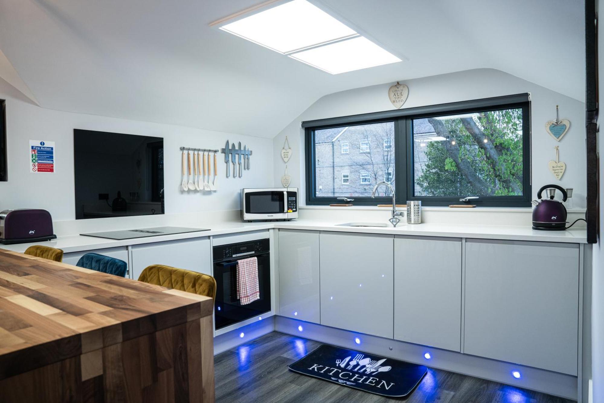 Stunning Annex Pool Steam And Gym Apartment